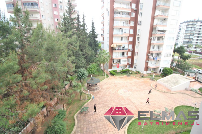 Elmas'tan Menderes'te Havuzlu Kapalı Garaj Site İçi 3+1