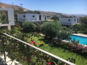 Bodrum Akyarlar'da havuzlu site içinde satılık bahçeli 5+2 villa