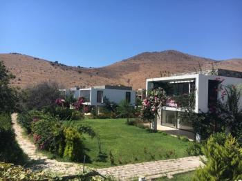 Bodrum Akyarlar'da havuzlu site içinde satılık bahçeli 5+2 villa