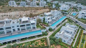 Girne Esentepe'de Panoramik deniz Manzaralı, Havuzlu, 'Sun Valley' Sitesinde Satılık Daire