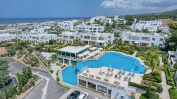 Girne Esentepe'de Panoramik deniz Manzaralı, Havuzlu, 'Sun Valley' Sitesinde Satılık Daire
