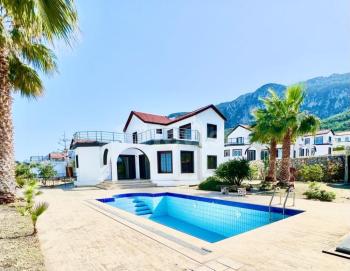 Lapta'da Muhteşem Dağ Ve Deniz Manzaralı Satılık 4+1 Havuzlu Villa