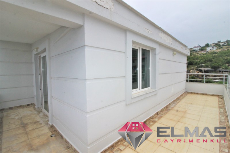 Elmas'tan Gözne'de Site İçi Doğa İle İç İçe Triplex Villa