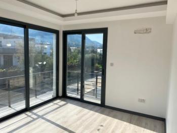 Kıbrıs Girne Ozanköy 'de Site İçerisinde 2+1 Çatı Teraslı Sıfır Daire