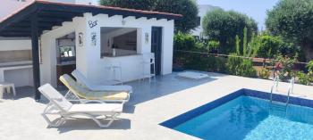 Girne Çatalköy'de Özel Havuzlu ve Peyzajlı Satılık 4+1 Villa