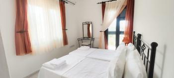Girne Çatalköy'de Özel Havuzlu ve Peyzajlı Satılık 4+1 Villa