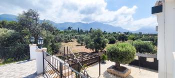 Girne Çatalköy'de Özel Havuzlu ve Peyzajlı Satılık 4+1 Villa