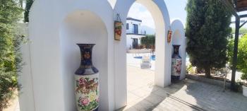 Girne Çatalköy'de Özel Havuzlu ve Peyzajlı Satılık 4+1 Villa