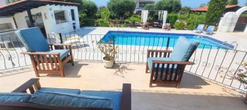 Girne Çatalköy'de Özel Havuzlu ve Peyzajlı Satılık 4+1 Villa