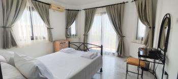 Girne Çatalköy'de Özel Havuzlu ve Peyzajlı Satılık 4+1 Villa