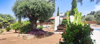 Girne Çatalköy'de Özel Havuzlu ve Peyzajlı Satılık 4+1 Villa