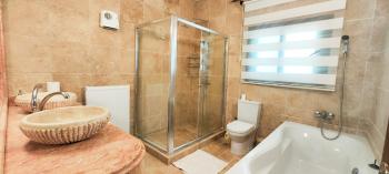 Girne Çatalköy'de Özel Havuzlu ve Peyzajlı Satılık 4+1 Villa