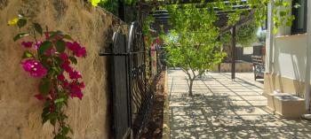 Girne Çatalköy'de Özel Havuzlu ve Peyzajlı Satılık 4+1 Villa