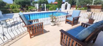 Girne Çatalköy'de Özel Havuzlu ve Peyzajlı Satılık 4+1 Villa