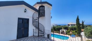Girne Çatalköy'de Özel Havuzlu ve Peyzajlı Satılık 4+1 Villa