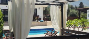 Girne Çatalköy'de Özel Havuzlu ve Peyzajlı Satılık 4+1 Villa