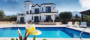 Girne Çatalköy'de Özel Havuzlu ve Peyzajlı Satılık 4+1 Villa