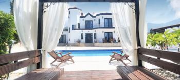 Girne Çatalköy'de Özel Havuzlu ve Peyzajlı Satılık 4+1 Villa