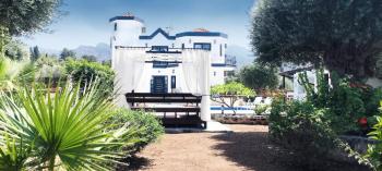 Girne Çatalköy'de Özel Havuzlu ve Peyzajlı Satılık 4+1 Villa