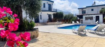 Girne Çatalköy'de Özel Havuzlu ve Peyzajlı Satılık 4+1 Villa