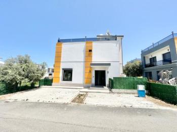 Girne Ozanköy'de Cratos Hotel'e Yürüyüş Mesafesinde 3+1 Villa