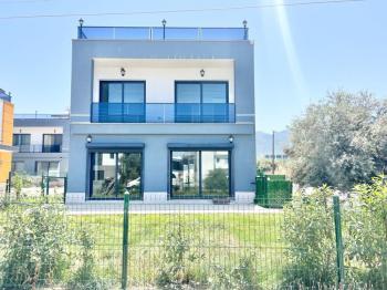 Girne Ozanköy'de Cratos Hotel'e Yürüyüş Mesafesinde 3+1 Villa