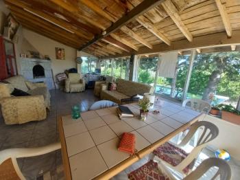 GÜVENAY – ÇORUM BARAJI YUKARISI – 9 DÖNÜM MEYVE AĞAÇLI, EVLİ VE BARAJ MANZARALI SATILIK BAĞ