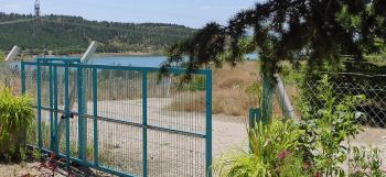 GÜVENAY – ÇORUM BARAJI YUKARISI – 9 DÖNÜM MEYVE AĞAÇLI, EVLİ VE BARAJ MANZARALI SATILIK BAĞ