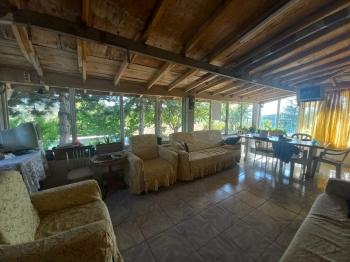 GÜVENAY – ÇORUM BARAJI YUKARISI – 9 DÖNÜM MEYVE AĞAÇLI, EVLİ VE BARAJ MANZARALI SATILIK BAĞ