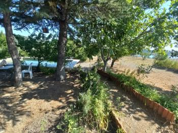 GÜVENAY – ÇORUM BARAJI YUKARISI – 9 DÖNÜM MEYVE AĞAÇLI, EVLİ VE BARAJ MANZARALI SATILIK BAĞ