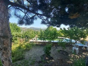 GÜVENAY – ÇORUM BARAJI YUKARISI – 9 DÖNÜM MEYVE AĞAÇLI, EVLİ VE BARAJ MANZARALI SATILIK BAĞ