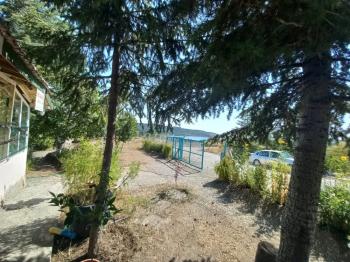 GÜVENAY – ÇORUM BARAJI YUKARISI – 9 DÖNÜM MEYVE AĞAÇLI, EVLİ VE BARAJ MANZARALI SATILIK BAĞ