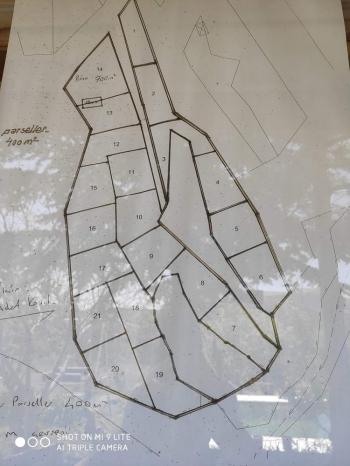 GÜVENAY – ÇORUM BARAJI YUKARISI – 9 DÖNÜM MEYVE AĞAÇLI, EVLİ VE BARAJ MANZARALI SATILIK BAĞ