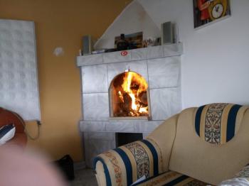 GÜVENAY – ÇORUM BARAJI YUKARISI – 9 DÖNÜM MEYVE AĞAÇLI, EVLİ VE BARAJ MANZARALI SATILIK BAĞ