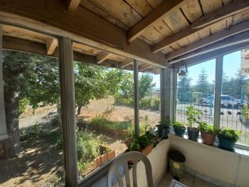 GÜVENAY – ÇORUM BARAJI YUKARISI – 9 DÖNÜM MEYVE AĞAÇLI, EVLİ VE BARAJ MANZARALI SATILIK BAĞ