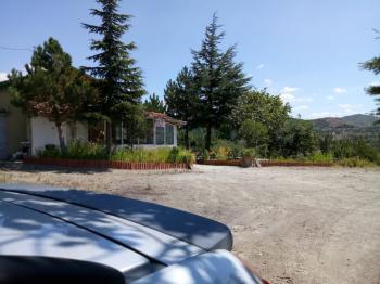 GÜVENAY – ÇORUM BARAJI YUKARISI – 9 DÖNÜM MEYVE AĞAÇLI, EVLİ VE BARAJ MANZARALI SATILIK BAĞ