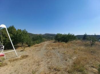 GÜVENAY – ÇORUM BARAJI YUKARISI – 9 DÖNÜM MEYVE AĞAÇLI, EVLİ VE BARAJ MANZARALI SATILIK BAĞ