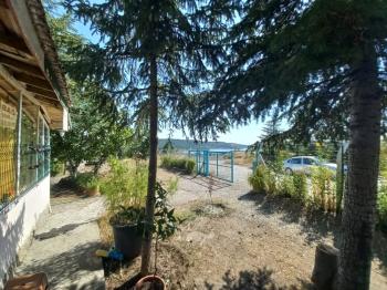 GÜVENAY – ÇORUM BARAJI YUKARISI – 9 DÖNÜM MEYVE AĞAÇLI, EVLİ VE BARAJ MANZARALI SATILIK BAĞ