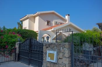 Girne Doğanköy'de 620m2 arsa büyüklüğü içinde,Özel Yüzme Havuzlu,Satılık 3+1 Villa