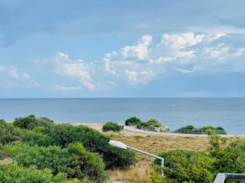 FIRSAT Kıbrıs Girne Lapta da Ful Kesilmez Deniz Manzaralı 2+1 Satılık Bahçe ve Üst Kat Daire
