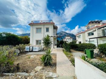 FIRSAT Kıbrıs Girne Lapta da Ful Kesilmez Deniz Manzaralı 2+1 Satılık Bahçe ve Üst Kat Daire