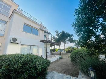 FIRSAT Kıbrıs Girne Lapta da Ful Kesilmez Deniz Manzaralı 2+1 Satılık Bahçe ve Üst Kat Daire