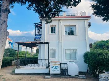FIRSAT Kıbrıs Girne Lapta da Ful Kesilmez Deniz Manzaralı 2+1 Satılık Bahçe ve Üst Kat Daire