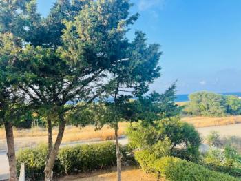 FIRSAT Kıbrıs Girne Lapta da Ful Kesilmez Deniz Manzaralı 2+1 Satılık Bahçe ve Üst Kat Daire