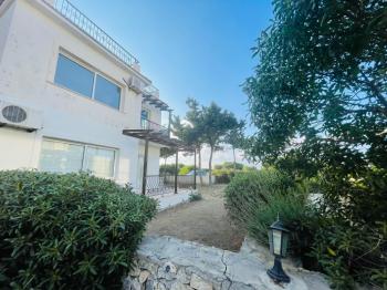 FIRSAT Kıbrıs Girne Lapta da Ful Kesilmez Deniz Manzaralı 2+1 Satılık Bahçe ve Üst Kat Daire