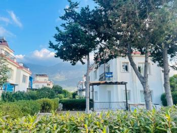 FIRSAT Kıbrıs Girne Lapta da Ful Kesilmez Deniz Manzaralı 2+1 Satılık Bahçe ve Üst Kat Daire