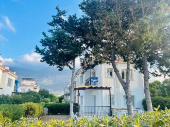 FIRSAT Kıbrıs Girne Lapta da Ful Kesilmez Deniz Manzaralı 2+1 Satılık Bahçe ve Üst Kat Daire