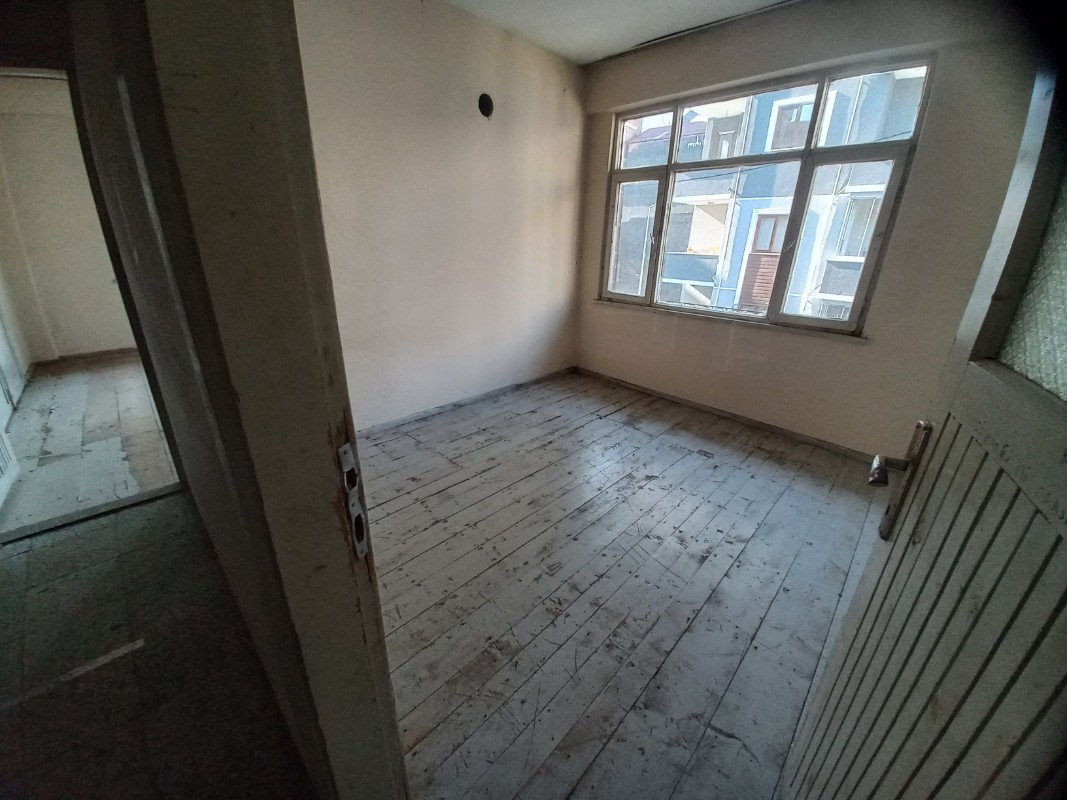 BEŞİKDÜZÜ MERKEZDE SATILIK 2+1 DAİRE 90 M2