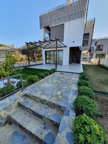 Güzelbahçe de Satılık Villa Müstakil Havuz Bahçe Lüx Özel Proje