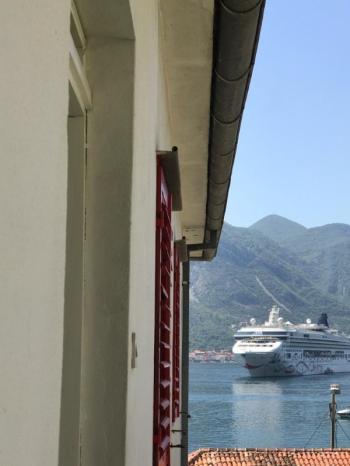 Karadağ,Kotor da Deniz Manzaralı Balkonlu Daire 